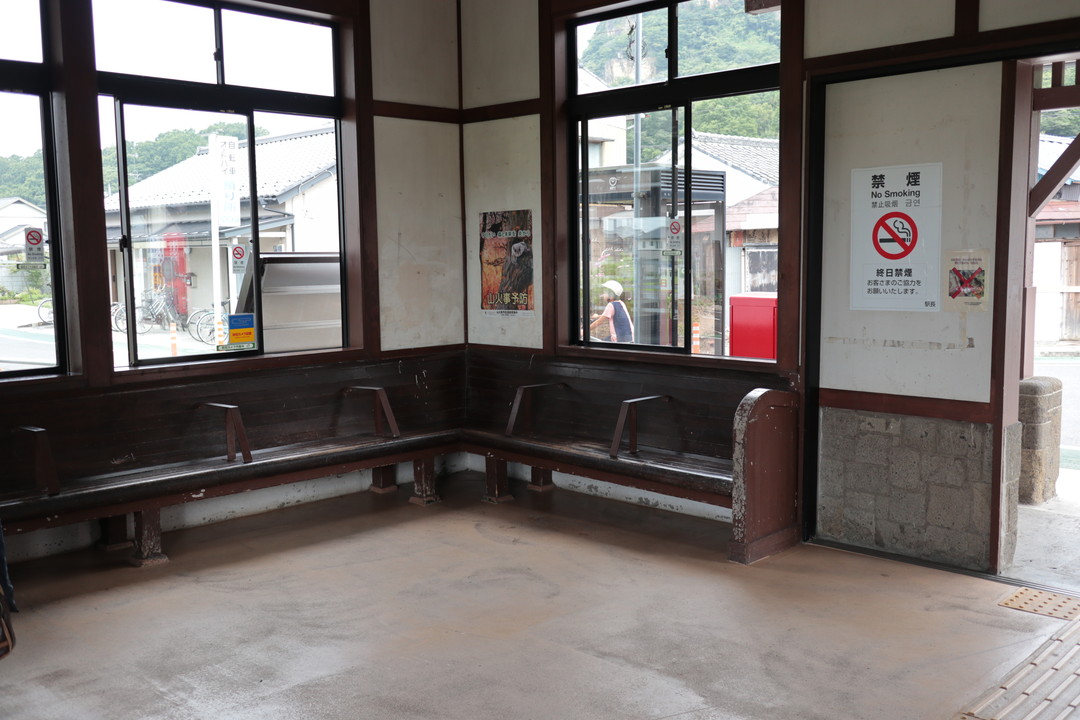 岩舟駅待合室