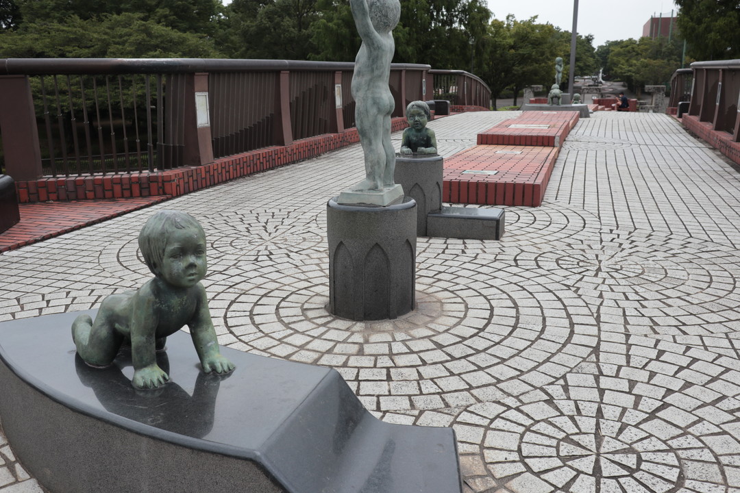 橋のブロンズ像